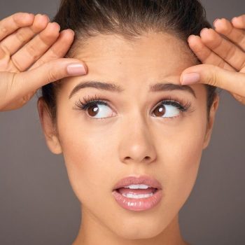 Artykuł: Lifting brwi i czoła – naturalny efekt odmłodzenia twarzy